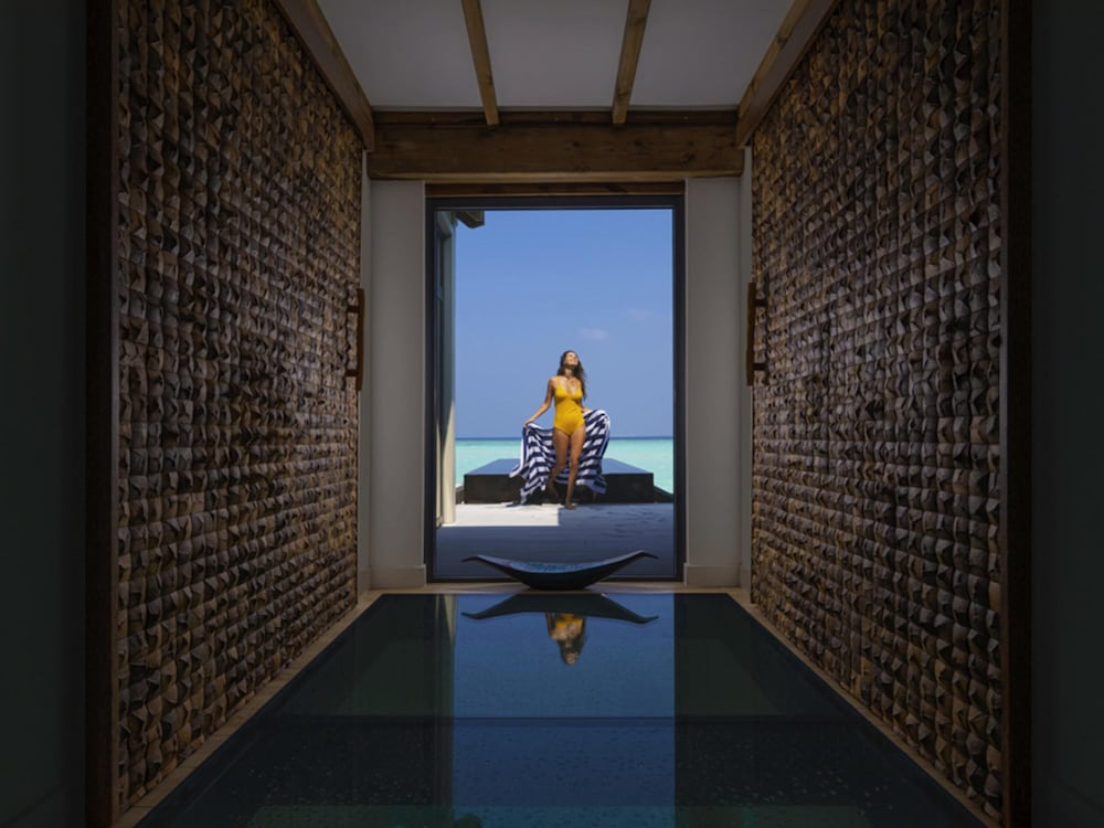 Villa sobre el agua con piscina al océano del hotel Kuredhivaru Resort and Spa Maldives. Foto 4
