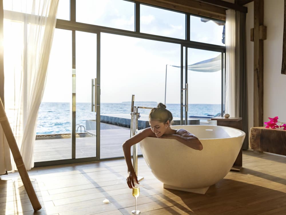 Villa sobre el agua con piscina al océano del hotel Kuredhivaru Resort and Spa Maldives. Foto 5