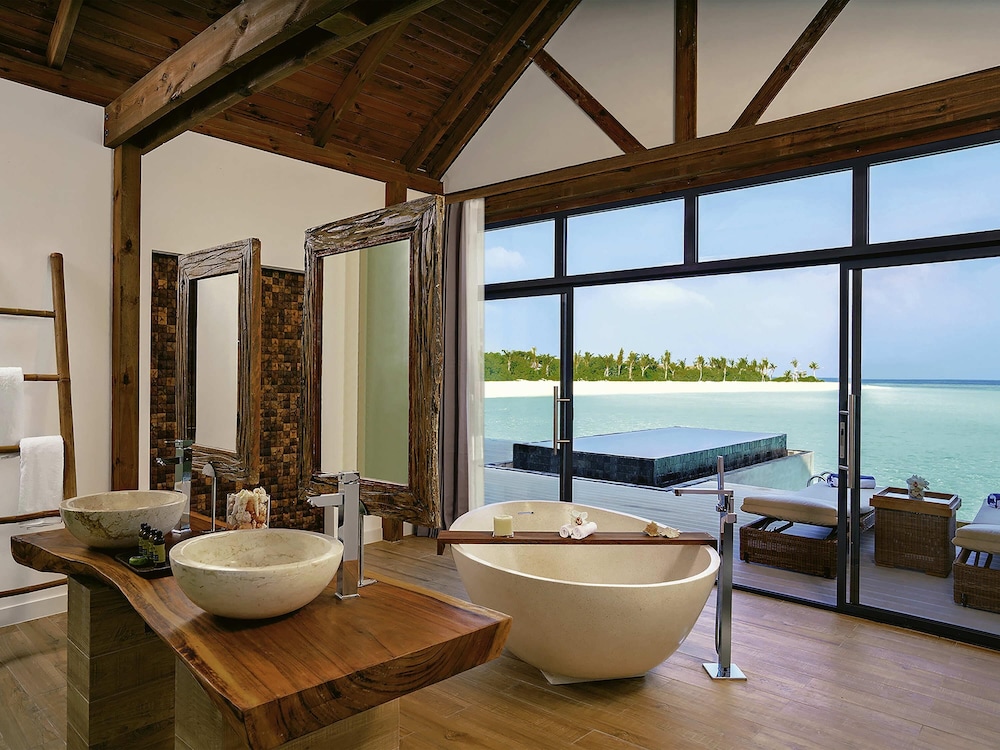 Villa sobre el agua con piscina al océano del hotel Kuredhivaru Resort and Spa Maldives. Foto 7
