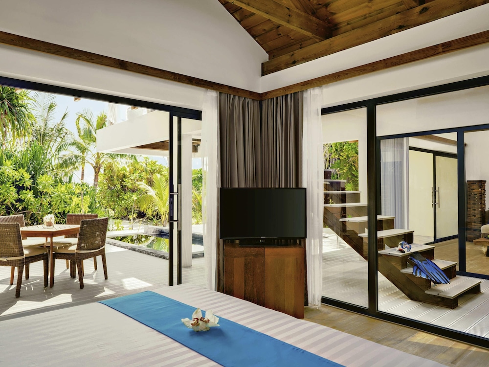 Villa en la playa con piscina al atardecer del hotel Kuredhivaru Resort and Spa Maldives. Foto 2