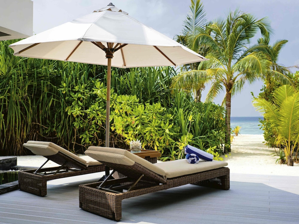Villa en la playa con piscina al atardecer del hotel Kuredhivaru Resort and Spa Maldives. Foto 6