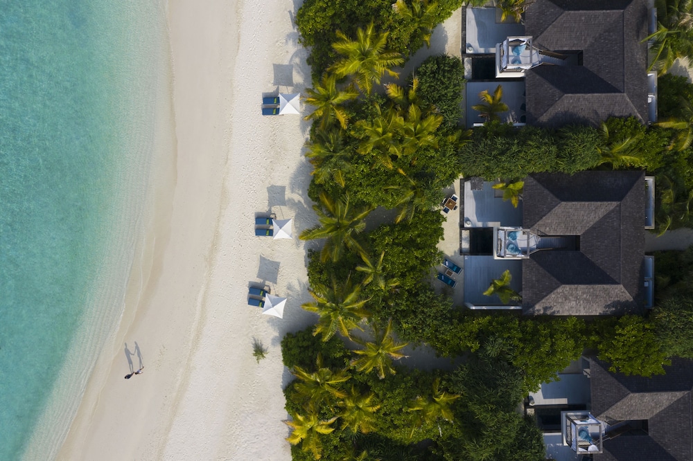 Villa en la playa con piscina al atardecer del hotel Kuredhivaru Resort and Spa Maldives. Foto 11