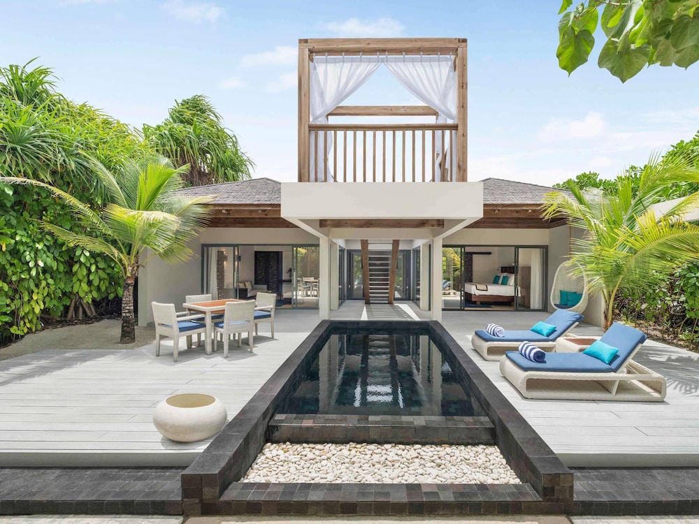 Villa Deluxe en la playa con piscina del hotel Kuredhivaru Resort and Spa Maldives