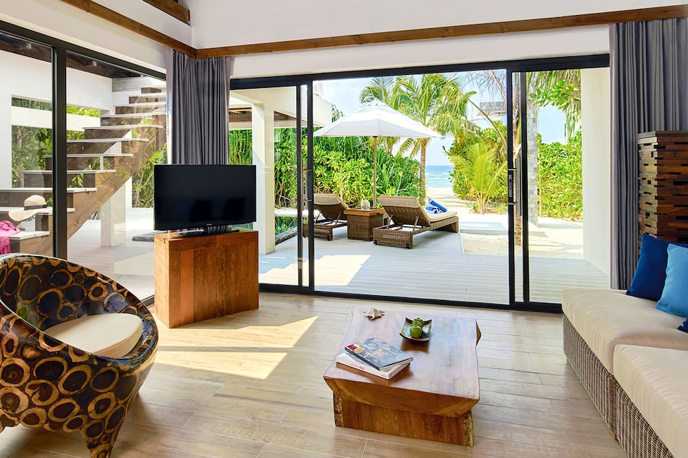 Villa Deluxe en la playa con piscina del hotel Kuredhivaru Resort and Spa Maldives. Foto 5