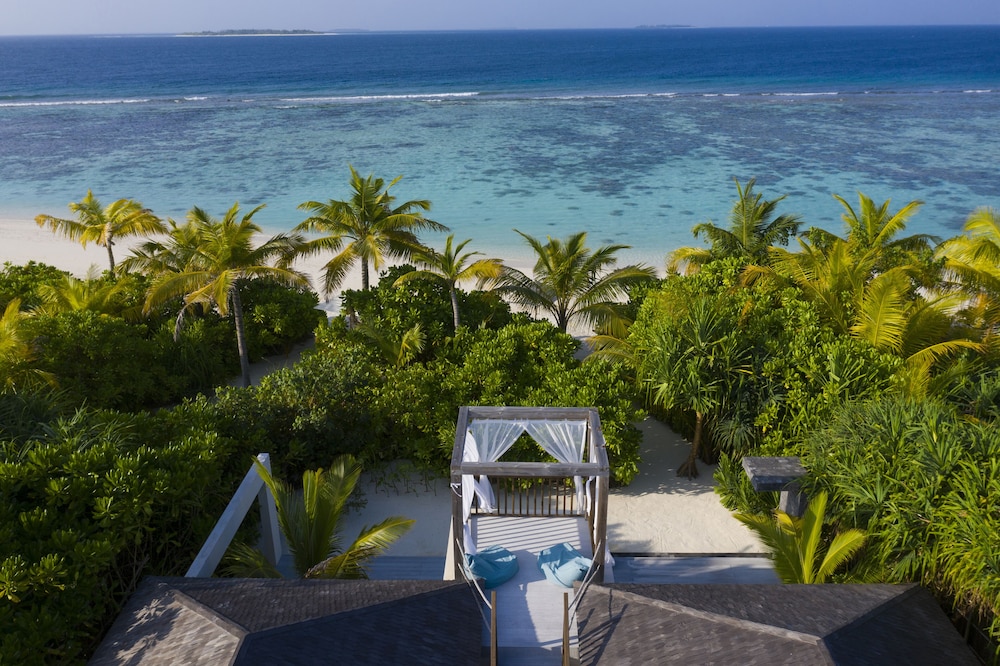 Villa Deluxe en la playa con piscina del hotel Kuredhivaru Resort and Spa Maldives. Foto 7