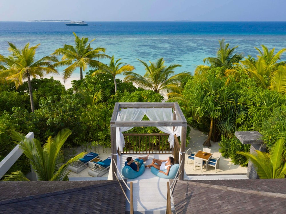 Villa Deluxe en la playa con piscina del hotel Kuredhivaru Resort and Spa Maldives. Foto 10