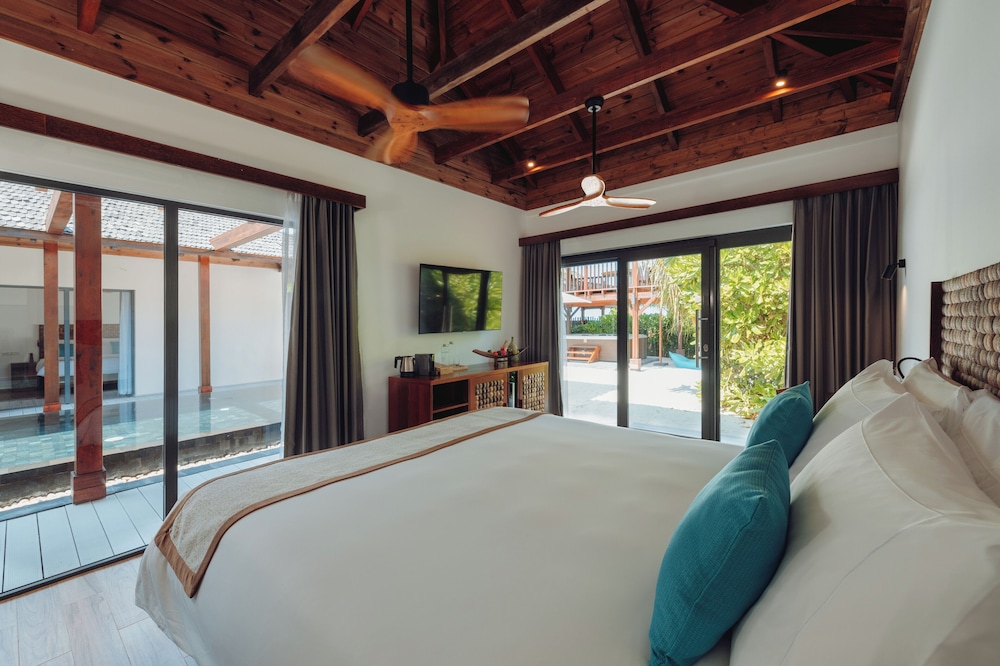Residencia en la playa con piscina de cuatro dormitorios del hotel Kuredhivaru Resort and Spa Maldives. Foto 1