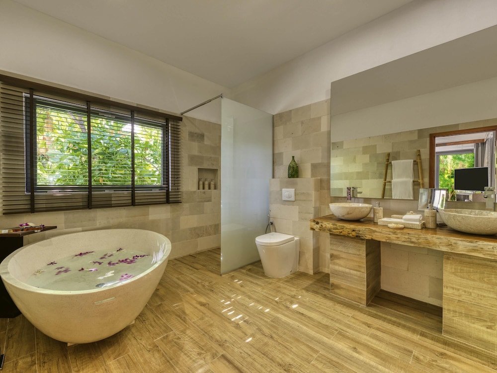 Residencia en la playa con piscina de cuatro dormitorios del hotel Kuredhivaru Resort and Spa Maldives. Foto 6