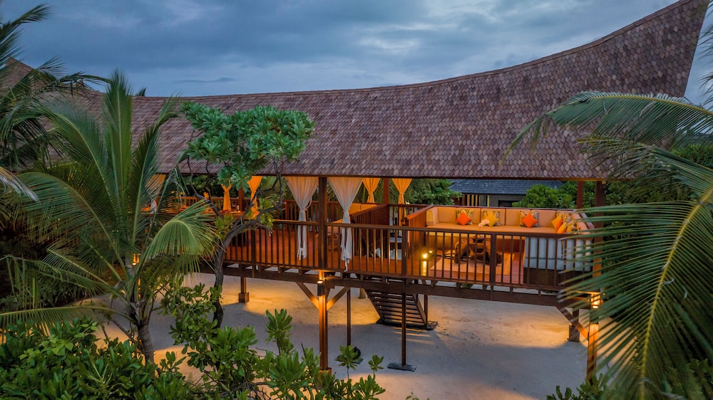 Residencia en la playa con piscina de cuatro dormitorios del hotel Kuredhivaru Resort and Spa Maldives. Foto 10