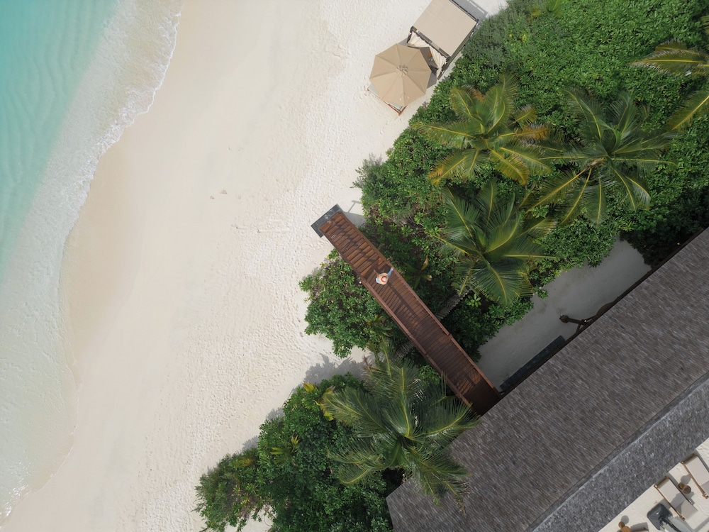 Residencia en la playa con piscina de cuatro dormitorios del hotel Kuredhivaru Resort and Spa Maldives. Foto 12