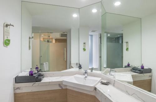 Habitación Deluxe Prémium con 2 camas dobles del hotel Centara Ao Nang Beach Resort and Spa Krabi