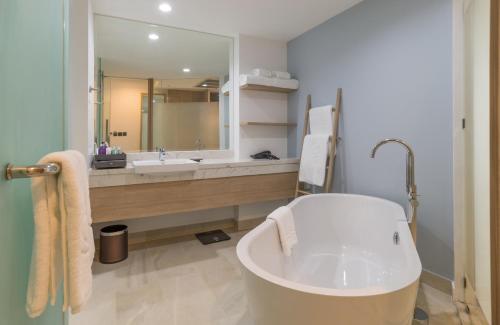 Alojamiento Familiar - 1 cama extragrande del hotel Centara Ao Nang Beach Resort and Spa Krabi. Foto 1