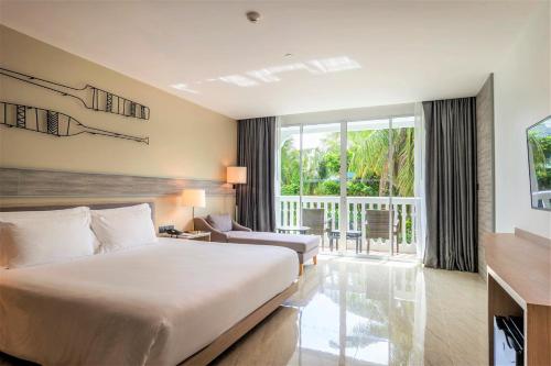Habitación Deluxe con cama extragrande del hotel Centara Ao Nang Beach Resort and Spa Krabi. Foto 2