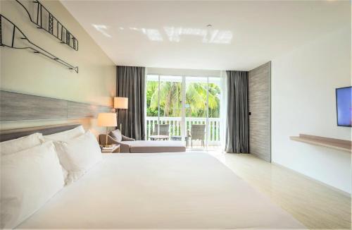 Habitación Deluxe con cama extragrande del hotel Centara Ao Nang Beach Resort and Spa Krabi. Foto 3