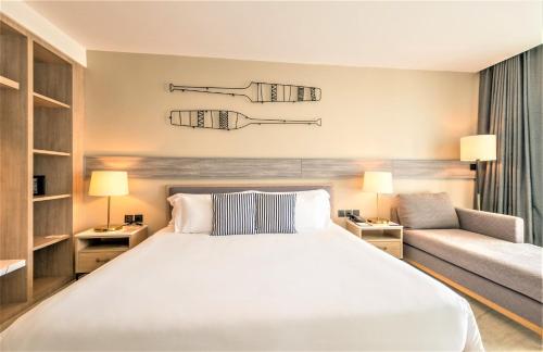 Alojamiento Premier con cama extragrande del hotel Centara Ao Nang Beach Resort and Spa Krabi. Foto 3