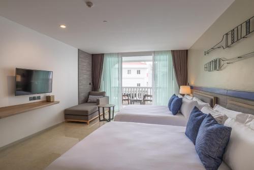 Habitación Doble Premier con 2 camas dobles del hotel Centara Ao Nang Beach Resort and Spa Krabi. Foto 2