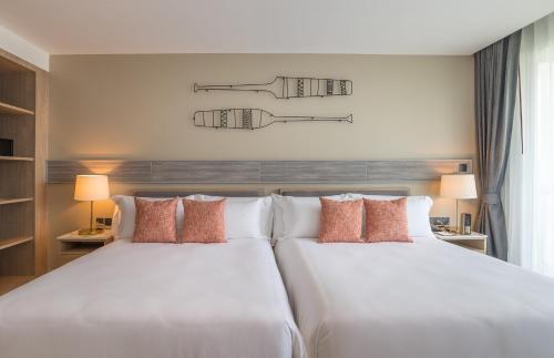 Habitación Doble Premier con 2 camas dobles del hotel Centara Ao Nang Beach Resort and Spa Krabi. Foto 4