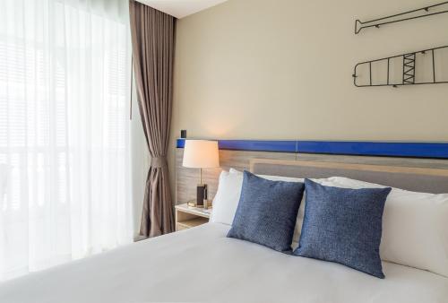 Habitación Doble Deluxe Premium con cama extragrande del hotel Centara Ao Nang Beach Resort and Spa Krabi. Foto 1