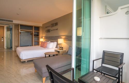Habitación Doble Deluxe Premium con cama extragrande del hotel Centara Ao Nang Beach Resort and Spa Krabi. Foto 2