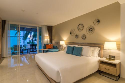 Alojamiento Premium Deluxe con piscina y terraza - 1 cama extragrande del hotel Centara Ao Nang Beach Resort and Spa Krabi. Foto 2