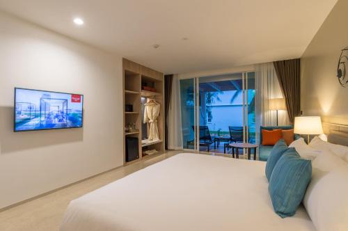 Alojamiento Premium Deluxe con piscina y terraza - 1 cama extragrande del hotel Centara Ao Nang Beach Resort and Spa Krabi. Foto 3