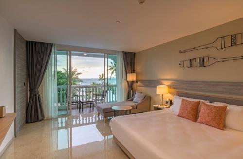 Habitación Deluxe con cama extragrande y vistas al océano del hotel Centara Ao Nang Beach Resort and Spa Krabi. Foto 1