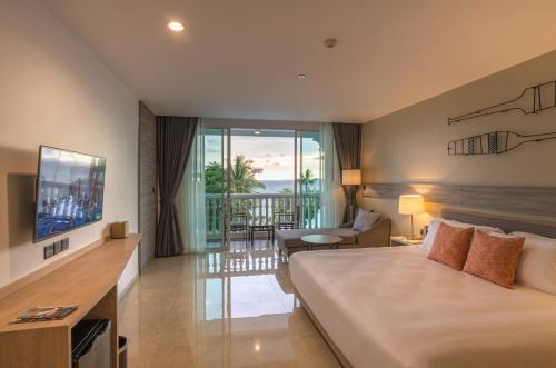 Habitación Deluxe con cama extragrande y vistas al océano del hotel Centara Ao Nang Beach Resort and Spa Krabi. Foto 2