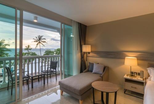 Habitación Deluxe con cama extragrande y vistas al océano del hotel Centara Ao Nang Beach Resort and Spa Krabi. Foto 3