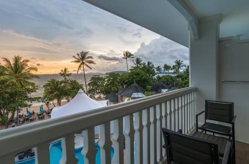 Habitación Deluxe con cama extragrande y vistas al océano del hotel Centara Ao Nang Beach Resort and Spa Krabi. Foto 4