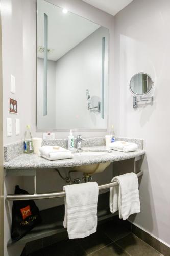 Habitación Doble Estándar del hotel Ibis Quito. Foto 1