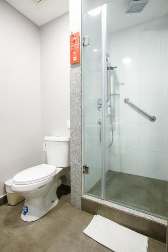 Habitación Doble Estándar del hotel Ibis Quito. Foto 10
