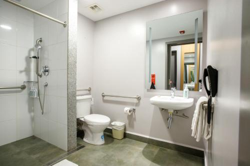 Habitación Doble Estándar del hotel Ibis Quito. Foto 20