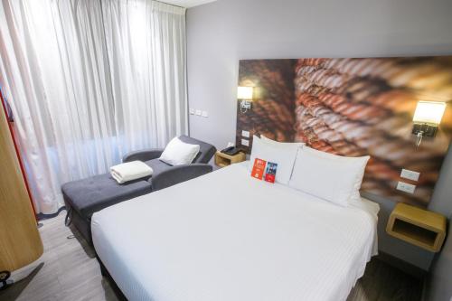 Habitación doble con sofá cama del hotel Ibis Quito. Foto 2