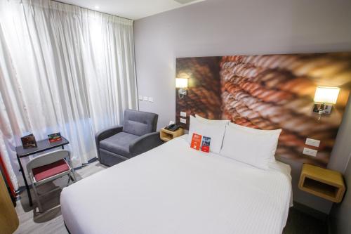 Habitación doble con sofá cama del hotel Ibis Quito. Foto 3