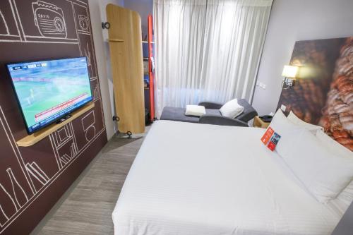 Habitación doble con sofá cama del hotel Ibis Quito. Foto 4