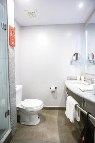 Habitación doble con sofá cama del hotel Ibis Quito. Foto 7