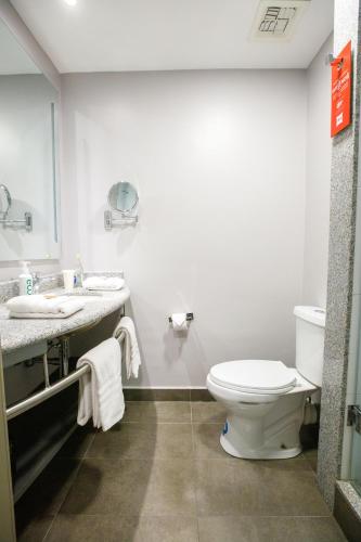 Habitación Doble Estándar - 2 camas del hotel Ibis Quito. Foto 8