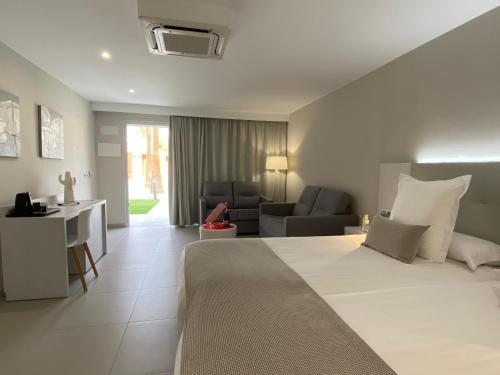 Suite Junior del hotel Sanom Beach Resort - Adults Only. Foto 8