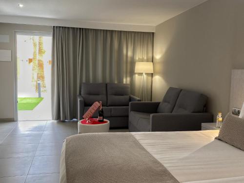 Suite Junior del hotel Sanom Beach Resort - Adults Only. Foto 9