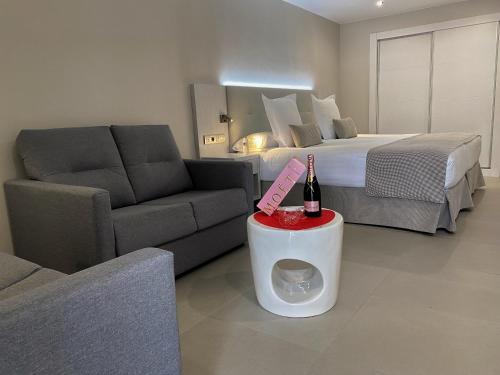 Suite Junior del hotel Sanom Beach Resort - Adults Only. Foto 10