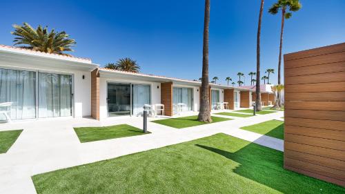 Habitación Doble con vistas a la piscina del hotel Sanom Beach Resort - Adults Only. Foto 7