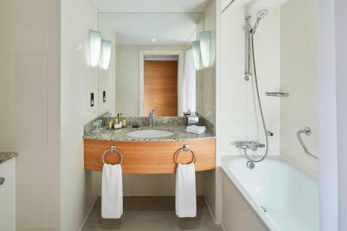 Habitación Superior con cama extragrande - Frente al muelle del hotel London Marriott Canary Wharf. Foto 3