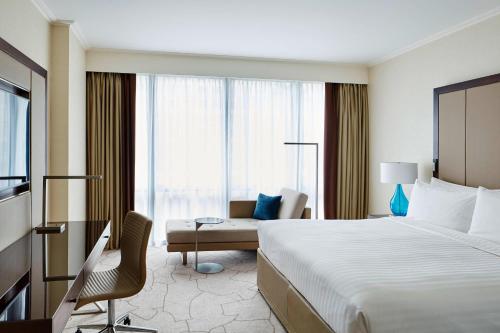 Habitación Deluxe, habitación para huéspedes, cama extragrande del hotel London Marriott Canary Wharf. Foto 1