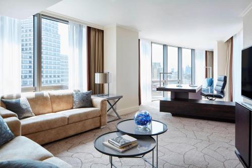 Suite Curve con acceso al salón del hotel London Marriott Canary Wharf