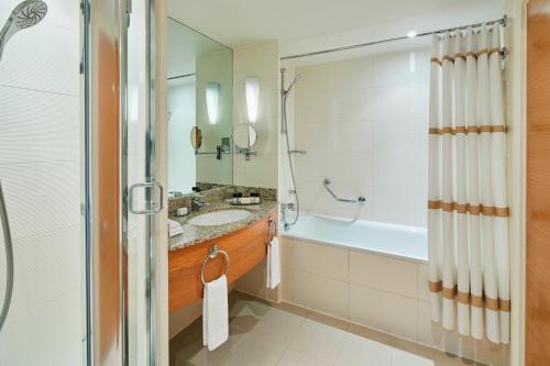 Suite Curve con acceso al salón del hotel London Marriott Canary Wharf. Foto 2