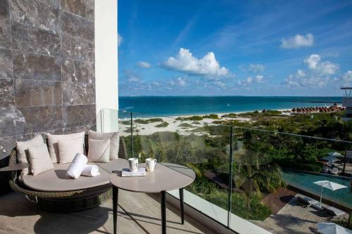 Suite Loft con jacuzzi y terraza con vistas al mar del hotel TRS Coral Costa Mujeres. Foto 4