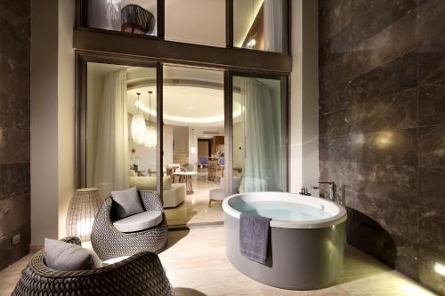 Suite Loft con jacuzzi y terraza con vistas al mar del hotel TRS Coral Costa Mujeres. Foto 6