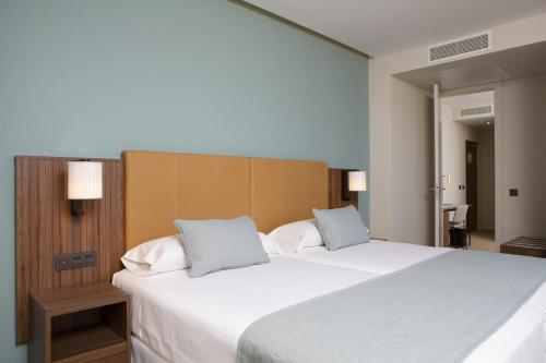 Habitación Familiar Deluxe Twin con 2 camas individuales del hotel RIU Plaza España. Foto 5