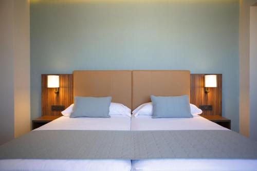 Habitación Familiar Deluxe Twin con 2 camas individuales del hotel RIU Plaza España. Foto 6