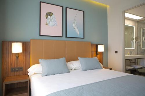 Habitación Familiar Deluxe con cama extragrande del hotel RIU Plaza España. Foto 3